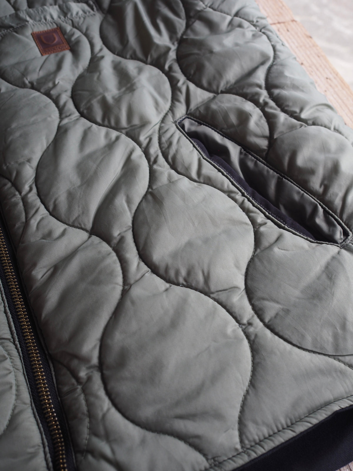 BRIXTON BUILDERS ABRAHAM REV VEST - BLACK / OLIVE SURPLUS