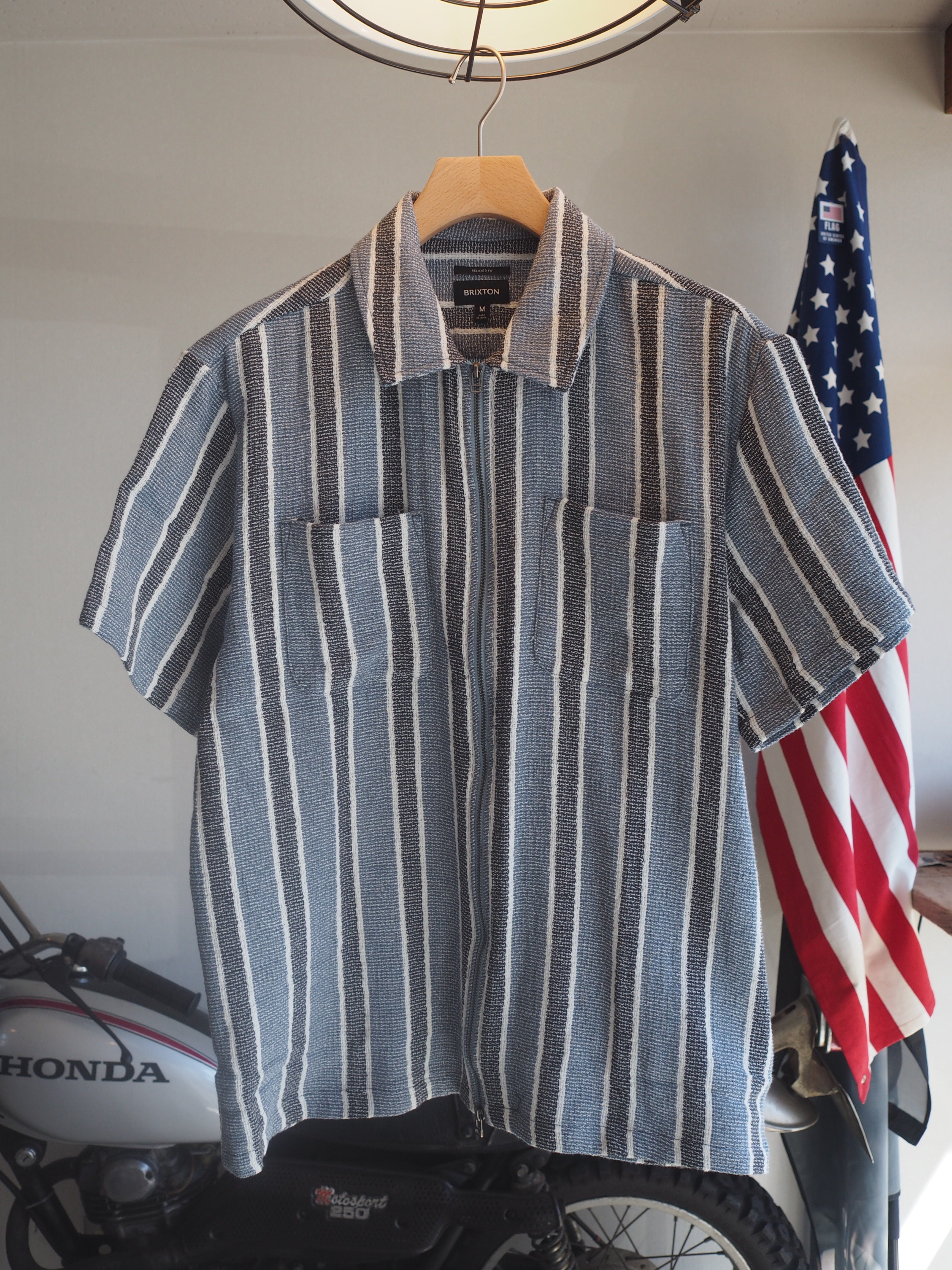 BRIXTON THE DEXTER TEXTURED STRIPE S/S WVN ブリクストン デクスター