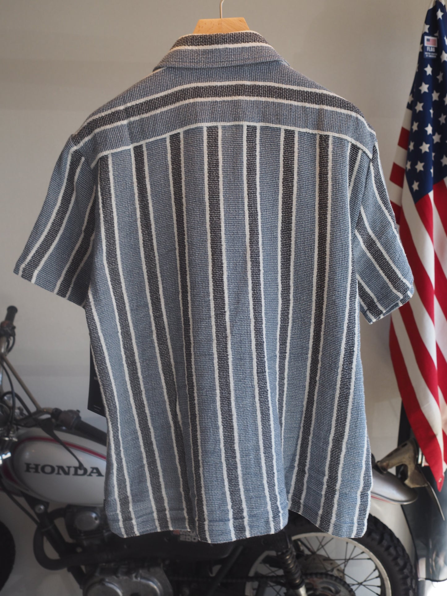 BRIXTON THE DEXTER TEXTURED STRIPE S/S WVN BLACK/DUSTY BLUE ブリクストン デクスターテクスチャードストライプ ショートスリーブシャツ