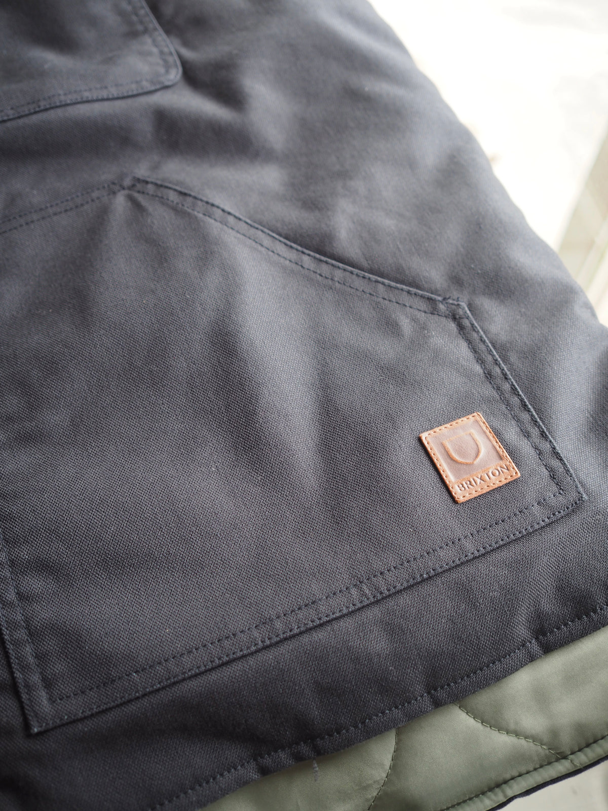BRIXTON BUILDERS ABRAHAM REV VEST - BLACK / OLIVE SURPLUS