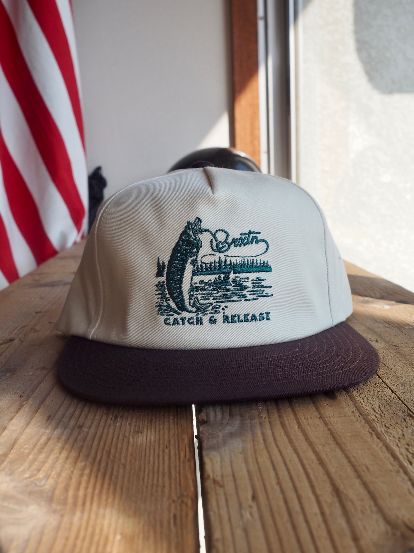 BRIXTON CATCH AND RELEASE HP SNAPBACK OFF WHITE/BROWN ブリクストン キャッチアンドリリース スナップバックキャップ