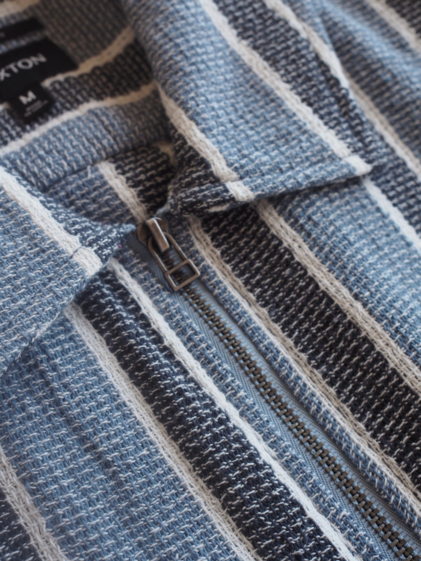 BRIXTON THE DEXTER TEXTURED STRIPE S/S WVN BLACK/DUSTY BLUE ブリクストン デクスターテクスチャードストライプ ショートスリーブシャツ