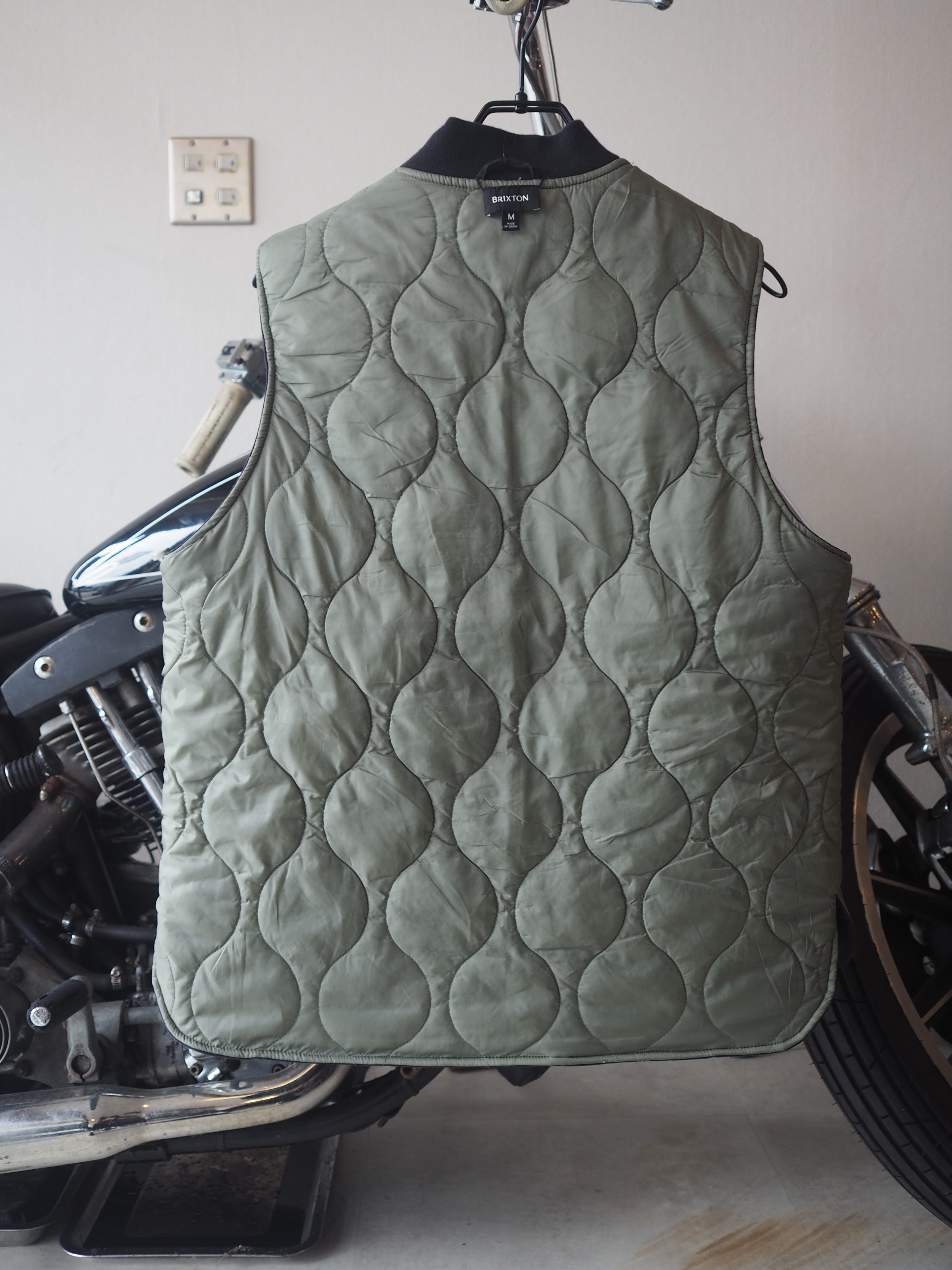 BRIXTON BUILDERS ABRAHAM REV VEST - BLACK / OLIVE SURPLUS