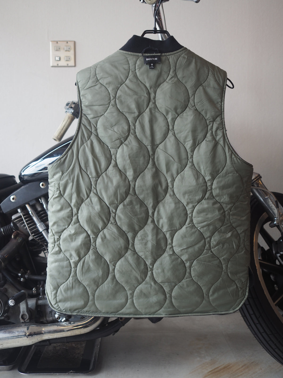 BRIXTON BUILDERS ABRAHAM REV VEST - BLACK / OLIVE SURPLUS