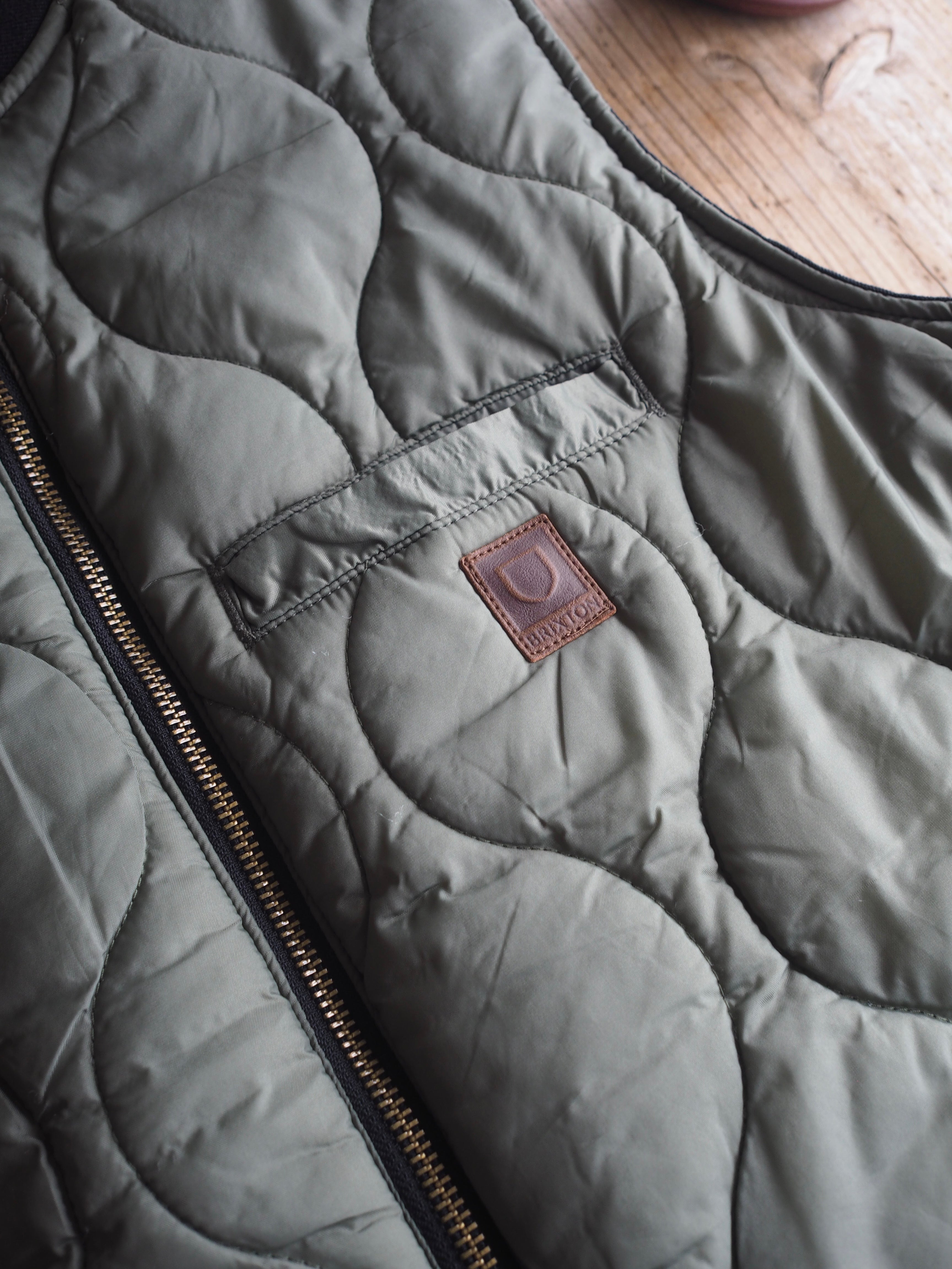 BRIXTON BUILDERS ABRAHAM REV VEST - BLACK / OLIVE SURPLUS