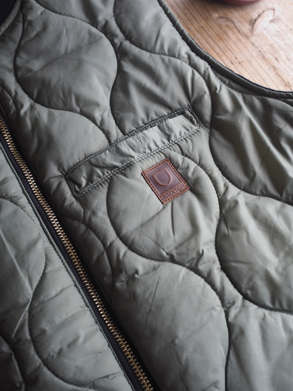 BRIXTON BUILDERS ABRAHAM REV VEST - BLACK / OLIVE SURPLUS